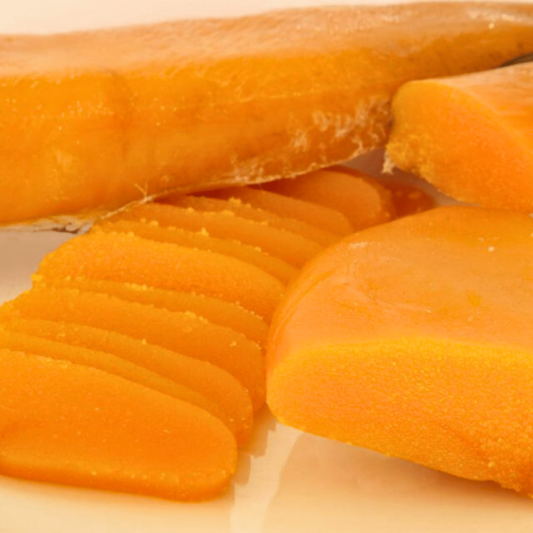 La Bottarga Più Pregiata al Mondo – Un Tesoro Gourmet da Scoprire 2 Bottarga più pregiata affettata su tagliere sardo