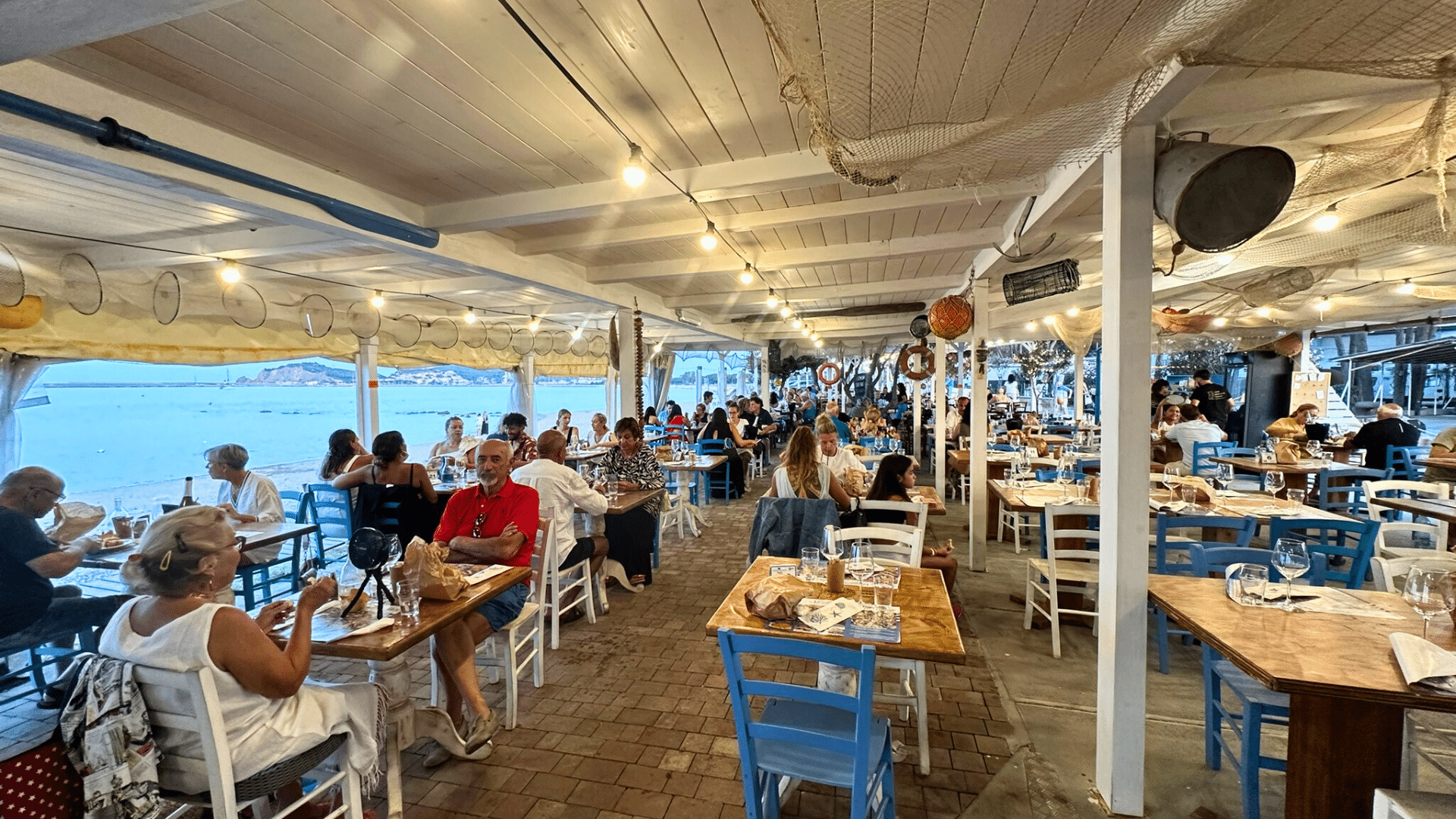 Chiosco di Ponente Oyster Bar della Cooperativa Pescatori Tortolì dove sono nate le ricette Gricia e Amatriciana di Mare con spigola affumicata